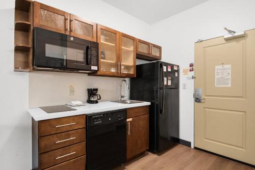 Кухня или мини-кухня в Candlewood Suites - Pensacola - University Area by IHG
