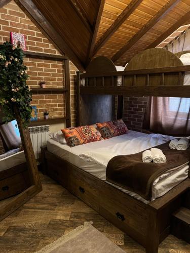 1 dormitorio con litera de madera en una habitación en QahramanoffsChalet, en Gabala