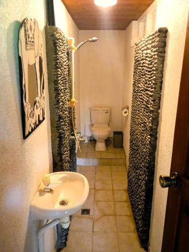 a small bathroom with a toilet and a sink at MOOREA - Sundara Soul Villa in Hauru