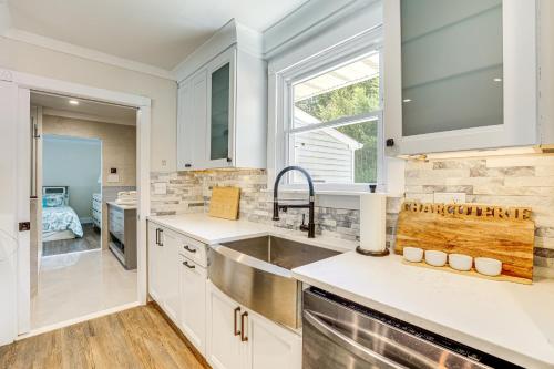 Dapur atau dapur kecil di 2 Mi to Beach BBQ-Ready Home in North Cape May!