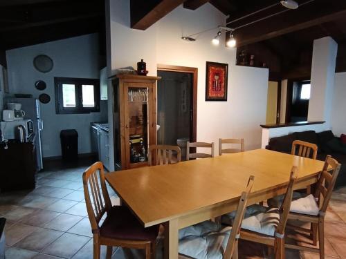 une salle à manger avec une table et des chaises en bois dans l'établissement Chalet Carlines - Grand appartement années 70 ! Dans chalet sans parking MAE-3814, à Montgenèvre