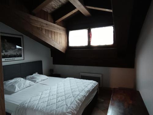 Posteľ alebo postele v izbe v ubytovaní Chalet Carlines - Grand appartement années 70 ! Dans chalet sans parking MAE-3814