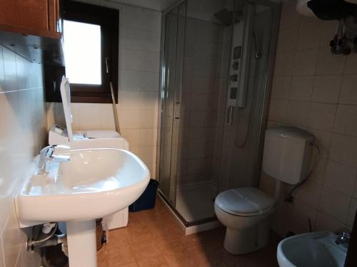 Kúpeľňa v ubytovaní Chalet Carlines - Grand appartement années 70 ! Dans chalet sans parking MAE-3814