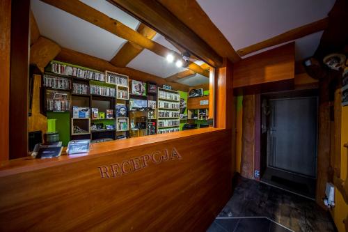 Knihovna v apartmánu