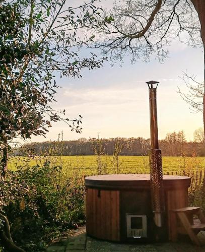 a hot tub in the middle of a field at Vakantiewoning met hottub en bedstede - De Kruidenhoeve in het Reestdal in Balkbrug