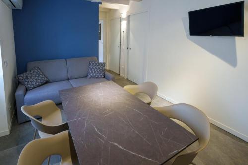 a living room with a table and a couch at La Casa Incartata in Toscolano Maderno