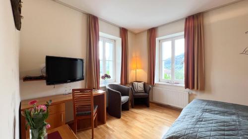 Televiisor ja/või meelelahutuskeskus majutusasutuses Gästezimmer Karolina
