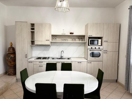 Kuchyňa alebo kuchynka v ubytovaní Apartments Kapetanovi Dvori