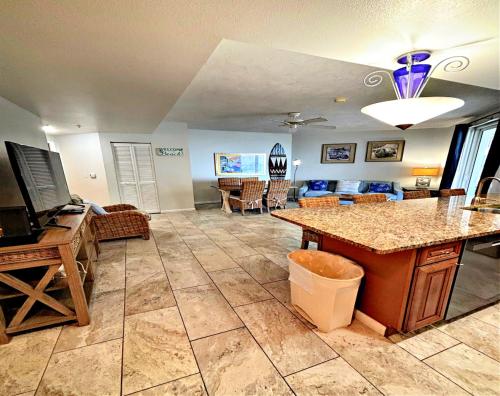 een grote woonkamer met een tafel en stoelen bij Wyndham Ocean Walk Resort -7th Floor 2 BR Direct Oceanfront Condo 3 Balcony's in Daytona Beach