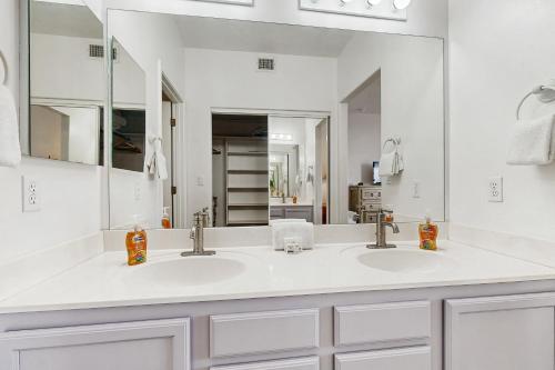 une salle de bain avec deux lavabos et un grand miroir dans l'établissement Vistoso Resort Casitas 235, Building 12, à Oro Valley