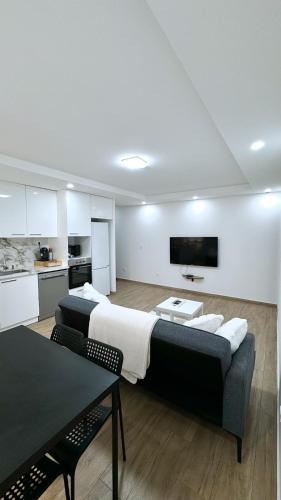 Il comprend un salon avec deux lits et une cuisine. dans l'établissement Coeur d'Albertville - Hyper Centre- Gare à 800 m, à Albertville