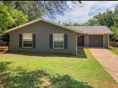 a house with a driveway in a yard at Lazy E Country Cozy in Edmond