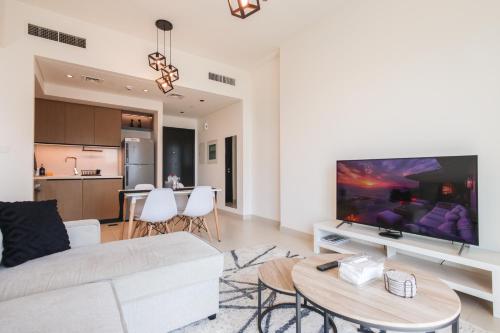 un soggiorno con una grande TV a schermo piatto di Sea & City Views - Burj Crown - 5 Min Walk to Mall a Dubai