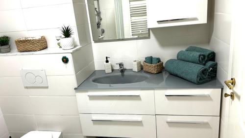 une salle de bain avec un lavabo et un miroir dans l'établissement Chic & cosy proche mer, à Nice