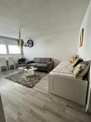 un salon avec un lit et un canapé dans l'établissement Appartement fonctionnel centre ville, à Bordeaux