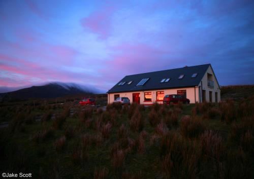 uma casa com painéis solares no topo de um campo em Sona Baile Home Stay em Dooagh