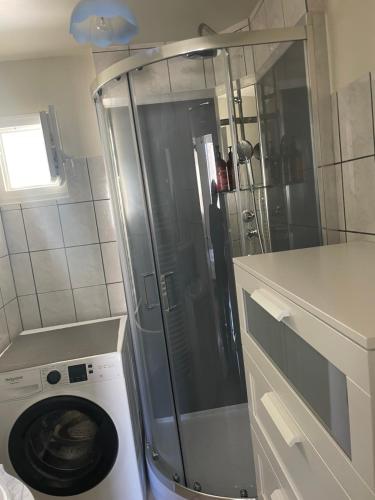 - un lave-linge dans la cuisine dans l'établissement centre ville Bourges, à La Celle-sous-Gouzon