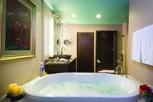 een groot bad in een badkamer met een douche bij El Monte Sagrado Resort & Spa in Taos