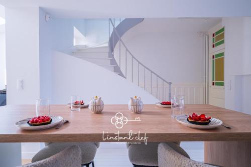 - une table à manger avec des bols de fruits dans l'établissement Charme au Mans - Jardin arboré & douceur de vivre, au Mans