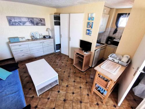 - une vue aérienne sur une chambre avec une cuisine dans l'établissement Résidence Les Maisons De La Crique - APPT DEUX PIECES 4 couchages - LE BARCARES. Réf: 7MCR_15B3 MAE-0283, au Barcarès