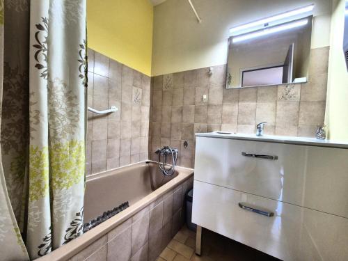 une salle de bain avec une baignoire et un lavabo et une baignoire dans l'établissement Résidence Le Saint Charles A - Studio idéalement bien situé à 50 m des Thermes Chevalley ! MAE-1223, à Aix-les-Bains