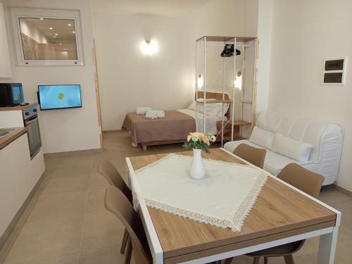 a living room with a dining table and a living room at Casa A&F in Torricella