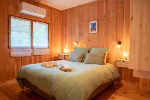 Chalet du Courlis, les cabanes océanes-MONTAにあるベッド