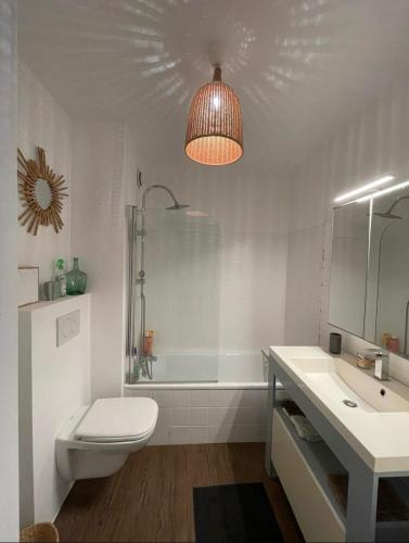 une salle de bain avec toilettes, lavabo et baignoire dans l'établissement Charmant Studio avec Piscine à Nice, à Nice