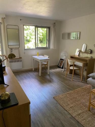 un salon avec une table et une salle à manger dans l'établissement Charmant Studio avec Piscine à Nice, à Nice