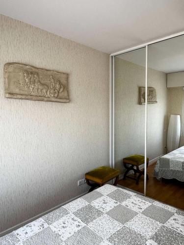 une chambre avec un lit et un miroir dans l'établissement Résidence Heliodore - Arcachon - Charmant T2 en bord de plage MAE-9114, à Arcachon