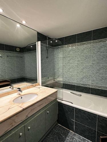 une salle de bain avec un lavabo et une baignoire dans l'établissement Résidence Heliodore - Arcachon - Charmant T2 en bord de plage MAE-9114, à Arcachon