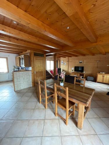 une salle à manger et une cuisine avec un plafond en bois dans l'établissement Maison 100m2 - 3 chambres, à Villar-Saint-Pancrace
