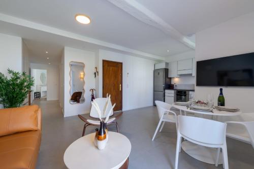 un salon avec un canapé et une table dans l'établissement 2-Br Apartment Terrace Cannes City Centre, à Cannes