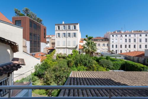 une vue depuis le toit d'un immeuble dans l'établissement 2-Br Apartment Terrace Cannes City Centre, à Cannes