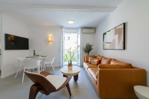 un salon avec un canapé et une table dans l'établissement 2-Br Apartment Terrace Cannes City Centre, à Cannes