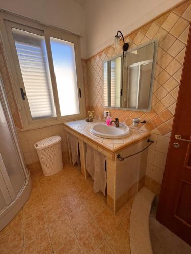 A bathroom at Appartamento U scrusciu ro mari
