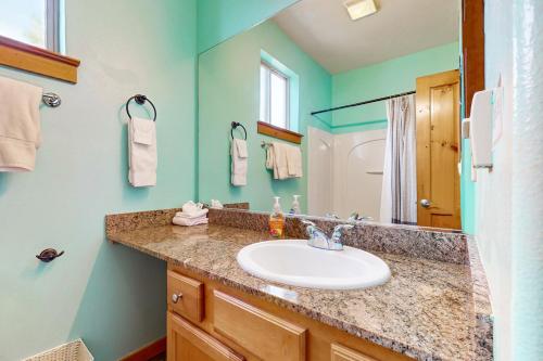 a bathroom with a sink and a mirror at Truckee Living in Truckee