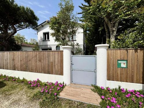 Photo de la galerie de l'établissement Résidence 039-soulac Sur Mer - 039 - Rez-de-chaussée d'une charmante villa 2 MAE-6071, à Soulac-sur-Mer