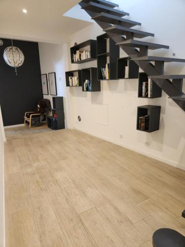 Il comprend un salon doté de parquet et d'un escalier. dans l'établissement Maison village de Bormes-les-Mimosas, à Bormes-les-Mimosas