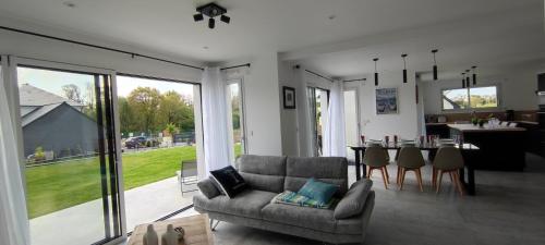 a living room with a couch and a table at Ti vakansin war aod an emrodez in Ruca