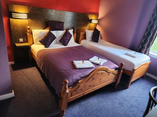 Ein Bett oder Betten in einem Zimmer der Unterkunft The Queensberry Hotel