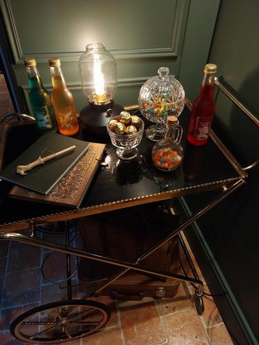 une table avec des bouteilles d'alcool et un bol de nourriture dessus dans l'établissement Domaine des Sorciers, à Nantes