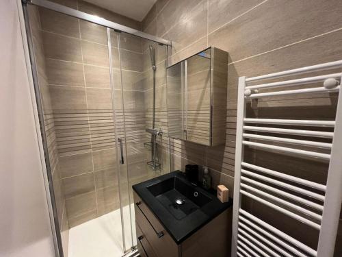 Ένα μπάνιο στο Résidence 155-soulac Sur Mer - 155 - Charmant appartement cosy avec jardin en plein cœur de Soulac-sur-Mer MAE-2533
