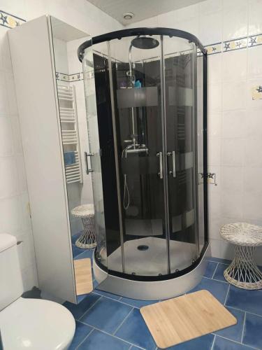 une cabine de douche dans une salle de bain avec toilettes dans l'établissement Résidence Loc-78-la Baule Escoublac - LA BAULE - CHARMANTE MAISON MAE-2563, à La Baule