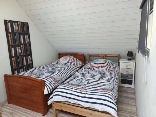 une chambre avec deux lits et une étagère dans l'établissement Résidence Loc-78-la Baule Escoublac - LA BAULE - CHARMANTE MAISON MAE-2563, à La Baule