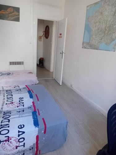 Cette chambre comprend un lit et une carte murale. dans l'établissement T2 fonctionnel à 100m Vieux port, à Marseille