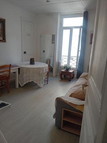 une chambre avec un lit, une table et une fenêtre dans l'établissement T2 fonctionnel à 100m Vieux port, à Marseille