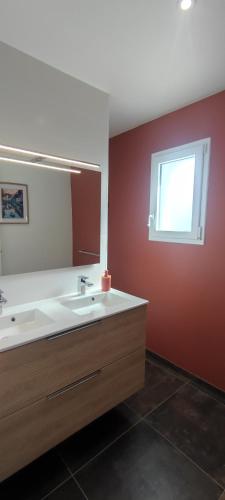 a bathroom with a sink and a mirror at Ti vakansin war aod an emrodez in Ruca