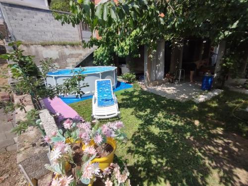 Κήπος έξω από το Guest House Lejla