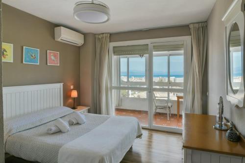 Fantastic seaviews & pool, close to beach